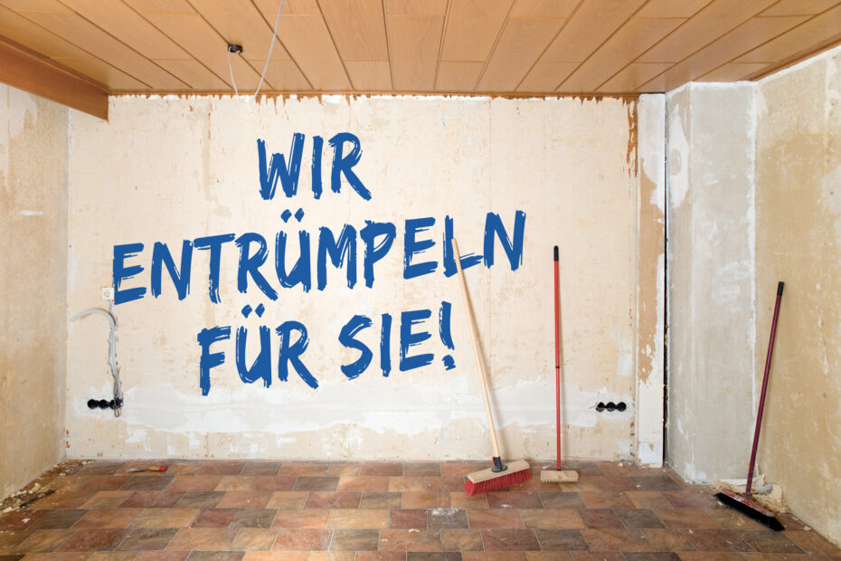 Leere Wohnung mit dem Schriftzug "Wir entrümpeln für Sie" an der Wand