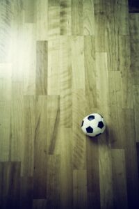 Fußball auf Holzboden aus Klick-Vinyl