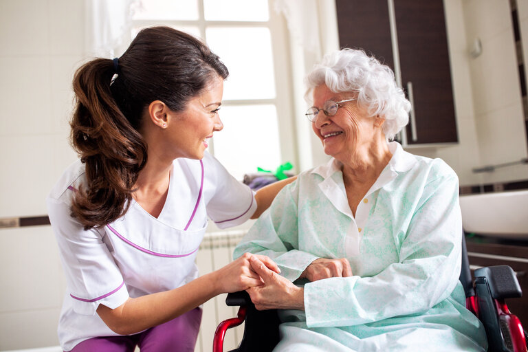 Krankenschwester, die eine ältere Frau in einer Langzeitpflegeeinrichtung betreut, Konzept des Vertrauens zwischen medizinischem Personal und Heimbewohnern