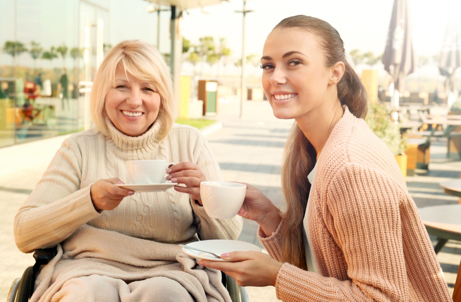 Seniorin mit Pflegedienst Frankfurt Kaffee trinken
