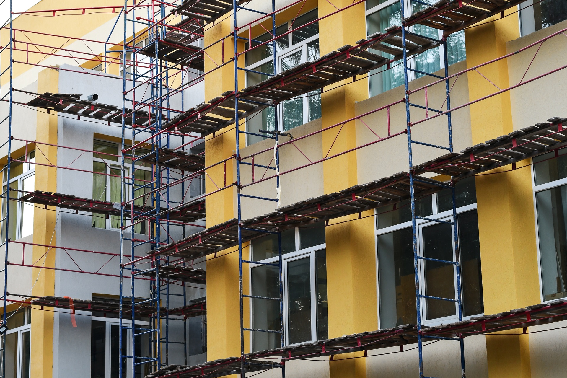Gelbes Wohnhaus mit Gerüst |Hubsteiger mieten