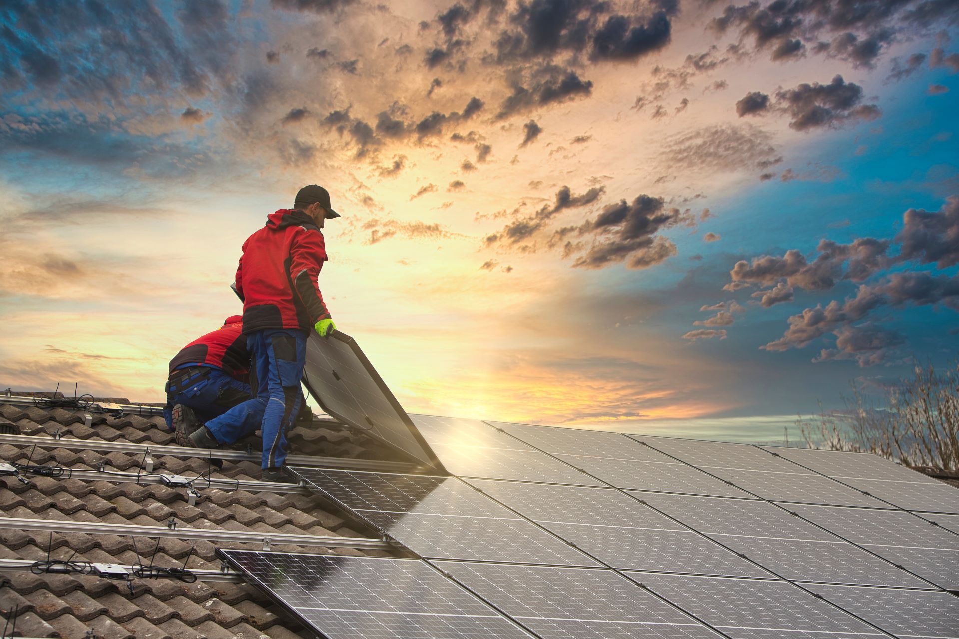 Handwerker montieren Solarpanels auf Dach