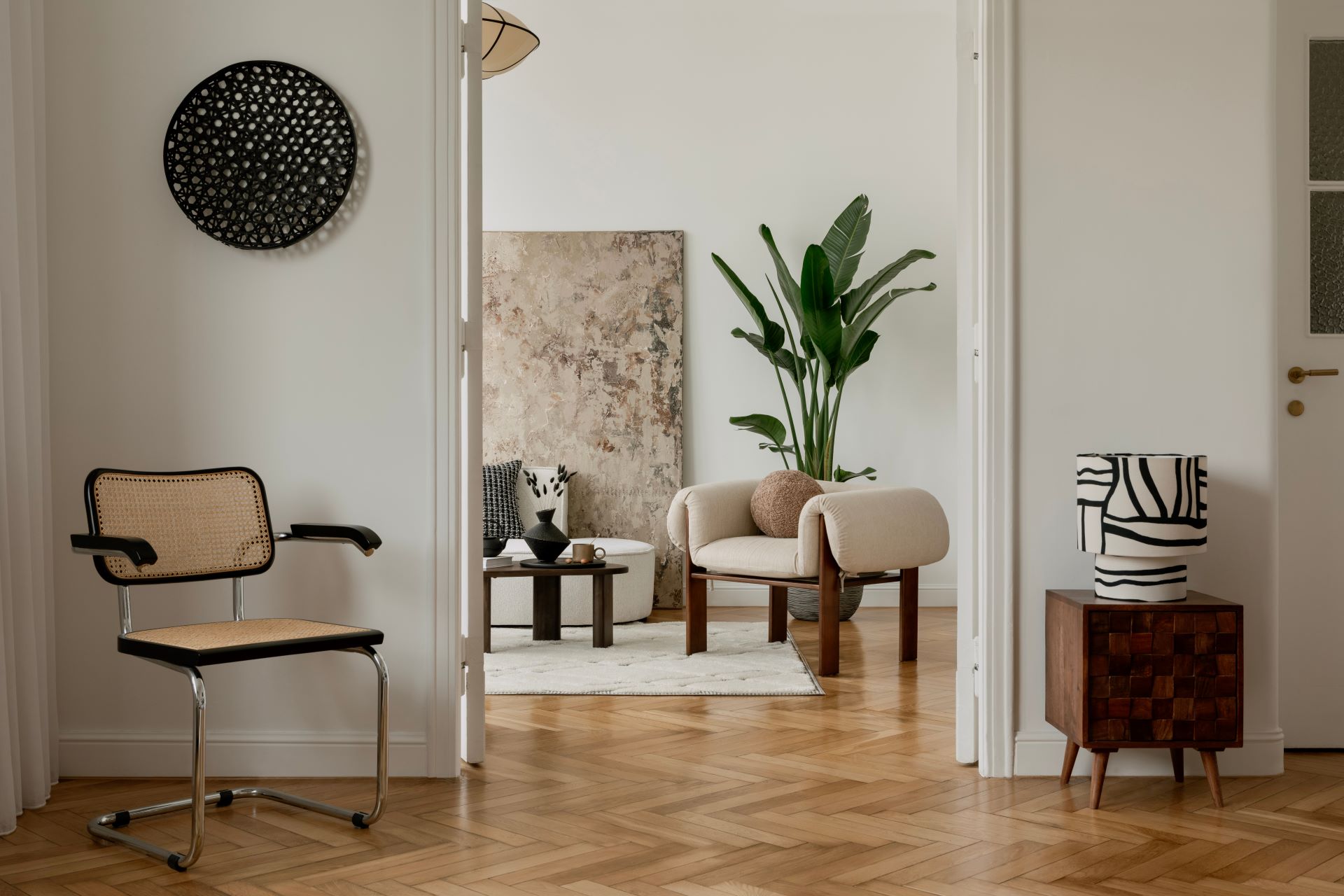 Helles Wohnzimmer mit Holzfußboden und Naturmöbeln